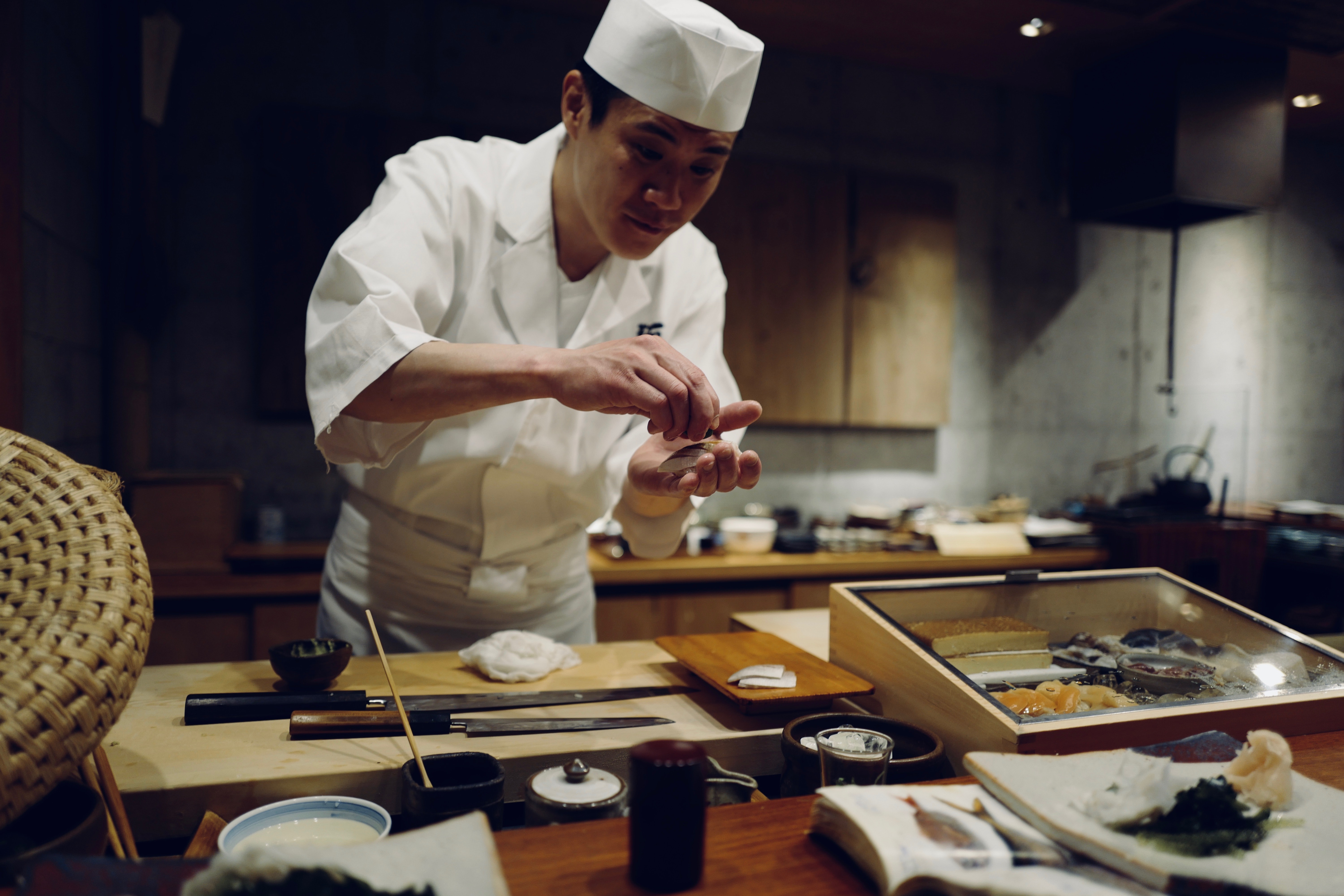 Sushi-Meister in einem Restaurant in Tokio