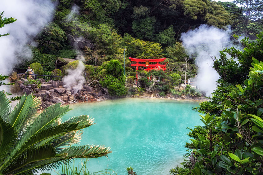 A Beppu, Umi Jigoku, ou "Enfer de la mer", en référence à son bassin principal dont les eaux bleu translucides donnent envie d'y plonger. Sur un étang secondaire, de gigantesques nénuphars peuvent supporter le poids d'un enfant de 20 kilos