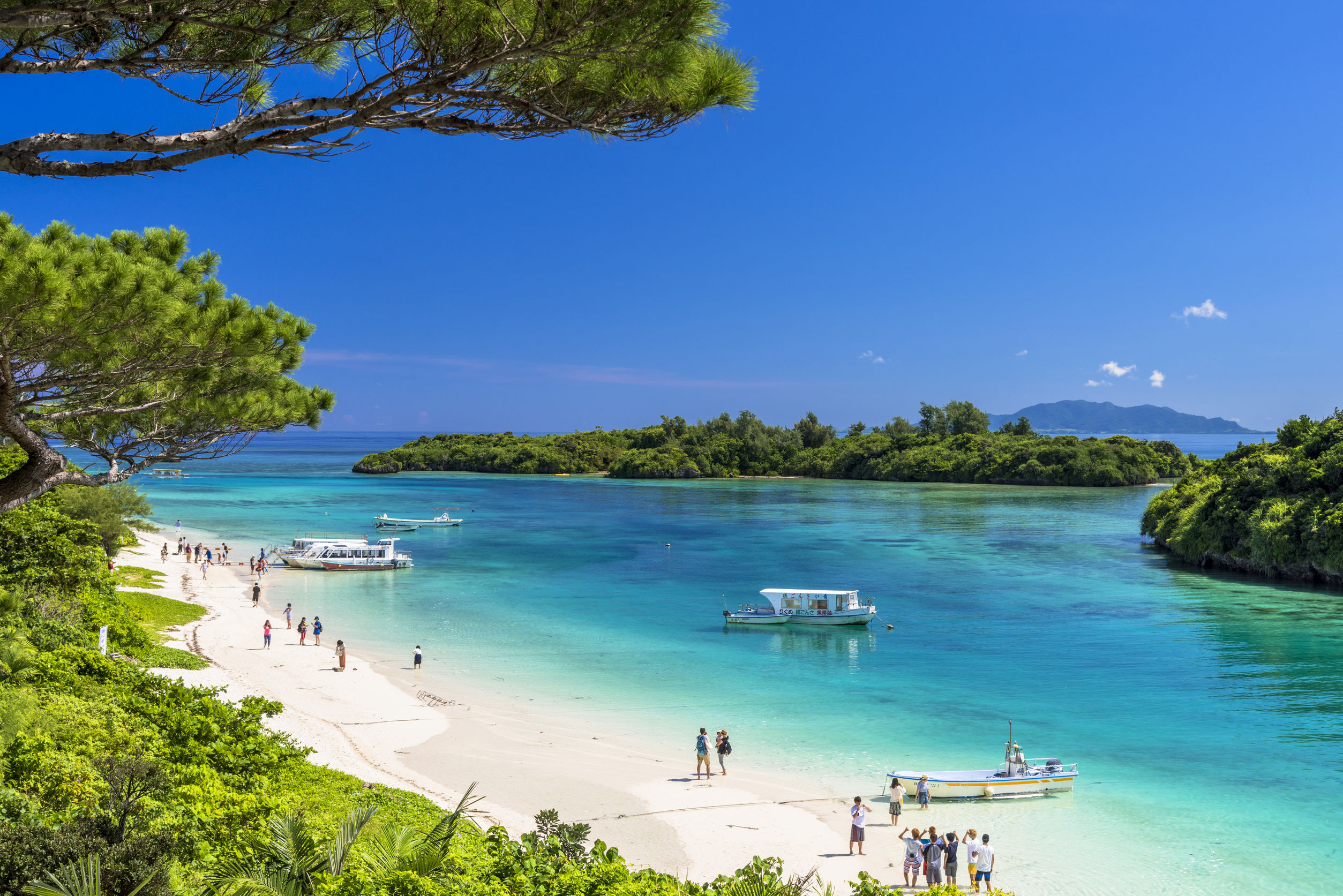 De toutes les plages d’Okinawa, celle de Kabira sur l’île d’Ishigaki fait sans aucun doute partie des plus magiques. Barrière de coraux, sable fin et eau turquoise, un véritable petit paradis !
