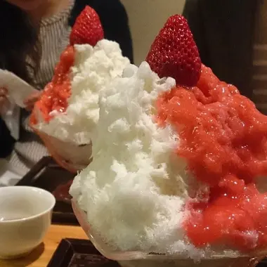 Kakigori parfum "Ichigo milk" (fraise et lait concentré), chez le glacier Himitsudo à Tokyo
