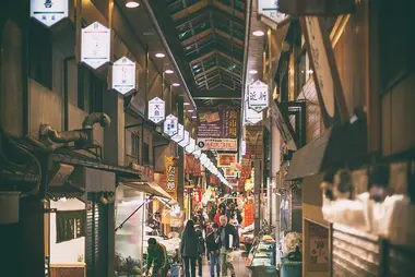 Le quartier de Nishiki à Kyoto, est animé par son marché. Venez découvrir la vie kyotoïte !