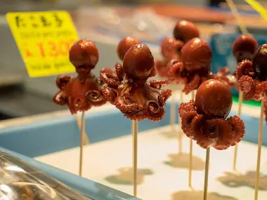Petits poulpes en bâtonnets. Marché Nishiki_