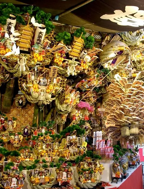 Al calar della notte, il santuario Hanazono Jinja a Shinjuku si illumina di rosso, grazie alle numerose lanterne interne.