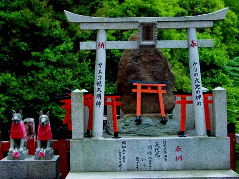 Un des sanctuaires bordant le faubourg de Fushimi.