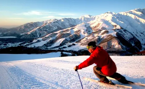 Un skieur sur les pistes japonaises de Nagano.