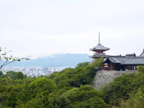 Perché sur sa montage, le Kiyomizu-ji a la ville de Kyoto à ses pieds.