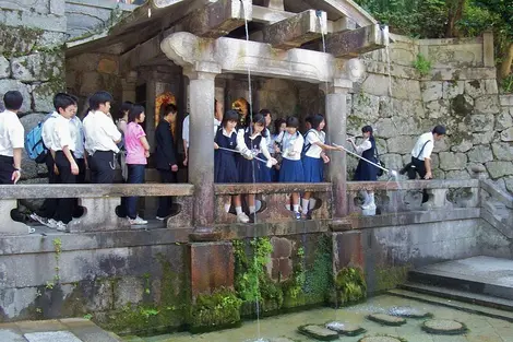 La cascade Otowa qui donne son nom au temple Kiyomizu-dera de Kyoto.