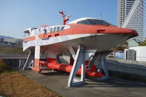 The hydrofoil "gale" (Zenbotsu-gata) briefing before the Kobe Maritime Museum.