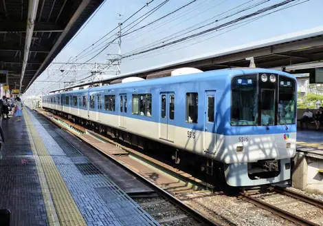Japan Visitor - hanshin-train.jpg