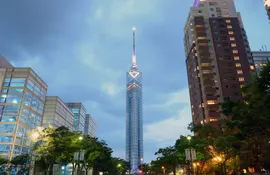 La Fukuoka tower est située à Fukuoka, au Japon. C'est la plus haute tour de bord de mer du Japon. La plate-forme d'observation a une vue à 360 degrés, le moment le plus populaire pour visiter est au coucher du soleil.