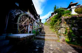 Chemin de randonnée le long de l'ancienne route Nakasendo, entre Magome et Tsumago dans les Alpes Japonaises