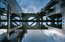 Das Umeda Sky Building: Genießen Sie von diesem riesigen Wolkenkratzer aus einen atemberaubenden Blick auf die Stadt. An einem klaren Tag können Sie sogar Kyoto sehen!