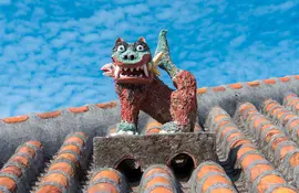 L'île village de Taketomi, dans l'archipel d'Okinawa est à découvrir en vélo ou à pied. Les maisons sont souvent surmontées de shisa, l'animal mythique de l'archipel.