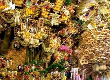 Al calar della notte, il santuario Hanazono Jinja a Shinjuku si illumina di rosso, grazie alle numerose lanterne interne.