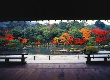 Vista hacia el estanque del Tenryuji.