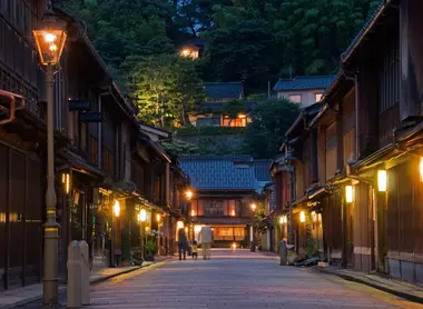 El barrio Higashi de noche.