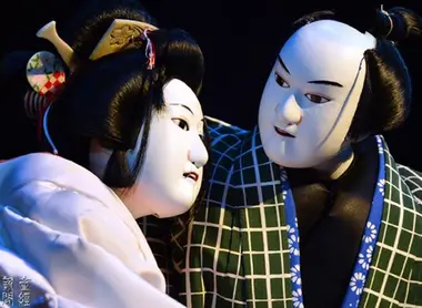 En el teatro bunraku, la marioneta se convierte en la heroína, en el centro de atención.