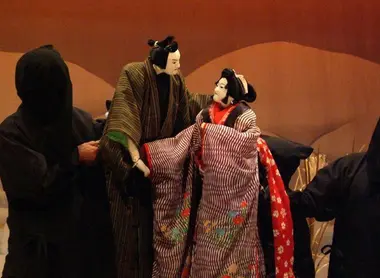 El teatro Bunraku se ejecuta con muñecos japoneses.