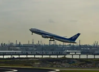 Boeing 777-200 della compagnia ANA che decolla dalle piste dell'aeroporto di Haneda.