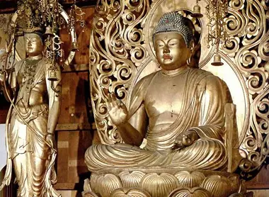 Una estatua de buda. 