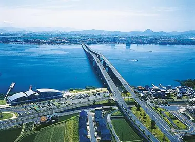 Il grande Biwahashi collega le due sponde a sud del lago Biwa, il più grande lago del Giappone.