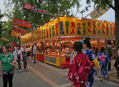 In addition to parades, concerts, animations, Himeji Yukata Matsuri hosts about 700 food stalls.