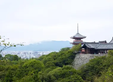 Perché sur sa montage, le Kiyomizu-ji a la ville de Kyoto à ses pieds.