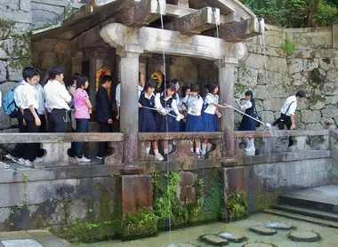 La cascade Otowa qui donne son nom au temple Kiyomizu-dera de Kyoto.