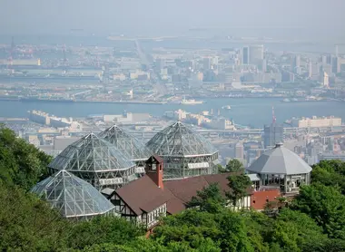La vista desde la estación más alta del teleférico en el parque Nunibiki de Kobe.