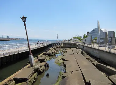 Una parte del antiguo malecón se conserva para recordar el fuerte terremoto de 1995 en Kobe.