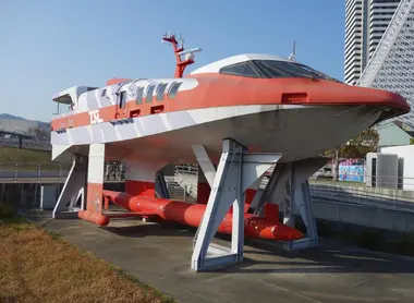 The hydrofoil "gale" (Zenbotsu-gata) briefing before the Kobe Maritime Museum.