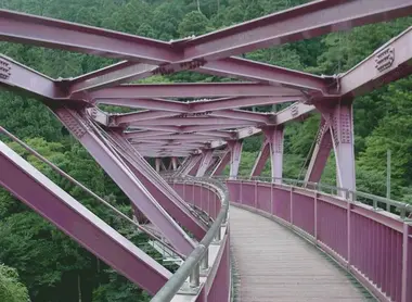 El puente Ayatorihashi ofrece una vista única del paisaje.