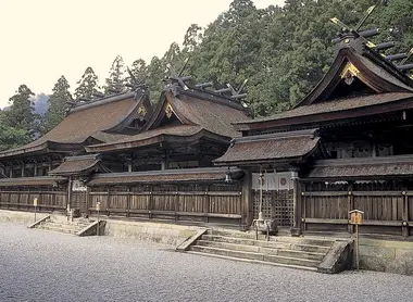 Les bâtiments du sanctuaire de Hongu, sobres, aux toits de chaume.