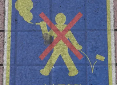 Ese aviso indica no botar las colillas en el piso.