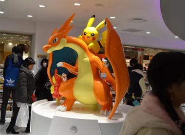 Statues des Pokémons Pikachu et Dracaufeu