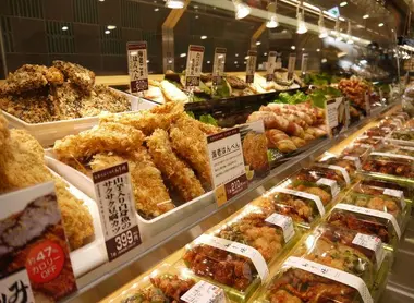 Des rangées de paniers repas