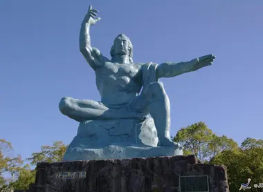 La estatua del parque de la paz en Nagazaki y su extraña y simbólica posición.