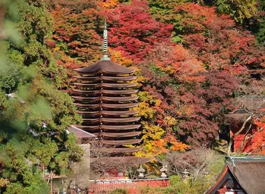 La pagode à 13 étages de Tanzan en automne, à Asuka