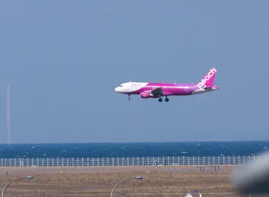 Un avion de la compagnie Peach atterrit à Kansai Airport 