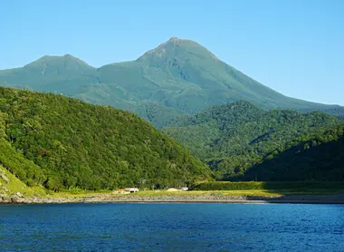 Le Mont Rausu vu depuis la mer Okhotsk 