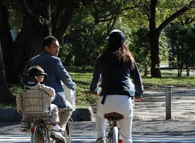 Au Japon, on fait du vélo sur le trottoir.