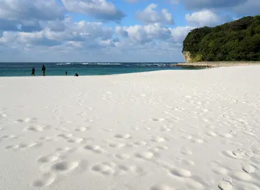 La magnifique plage de sable blanc de Shirahama.