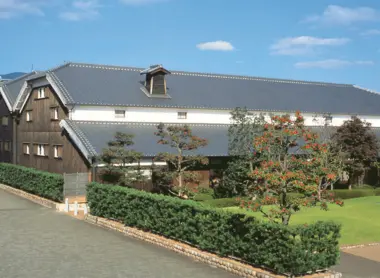 Le bâtiment du Musée de la Brasserie de saké Hakutsuru