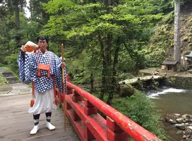Un yamabushi soufflant dans son horagai. 