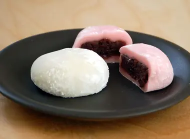 Les daifuku sont traditionnellement garnis de anko mais la couleur du mochi peut varier 