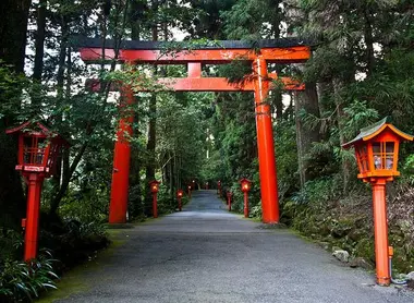 Entrada el santuario Hakone-jinja en las orillas del lago Ashinoko en Hakone.