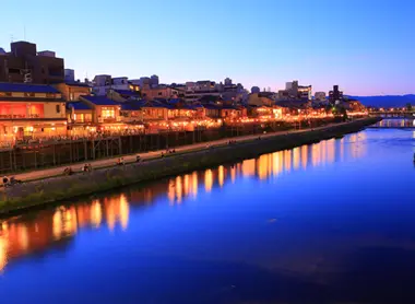 Las terrazas (kawayuka) Kamogawa en Kyoto durante una noche de verano.