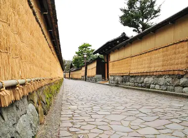 In winter, the walls attire themselves in komo, a straw mat, resist the thaw