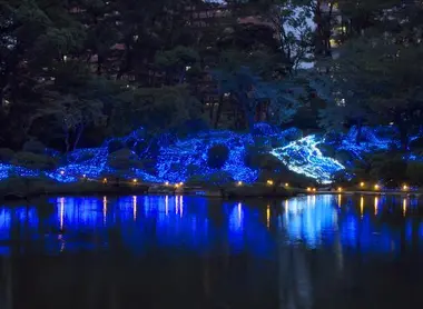 Las luces que decoran el jardín Shukkei-en en Hiroshima. 