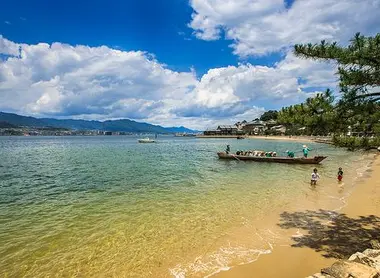 Playa en la bahía de Hiroshima, cerca de Itsukushima